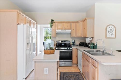 Quiet Suburban Home with Art Deco Flair — 4-Star Luxury Hotel in Ann Arbor, United States