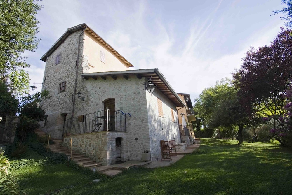 Casale del Monsignore — 4-Star Luxury Hotel in Spoleto, Italy