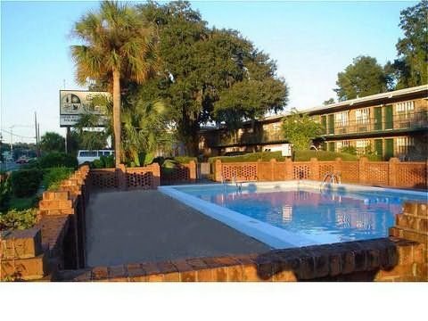 Collegiate Village Inn - photo 3