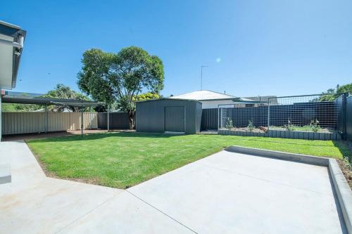 Cobbora Cottage Sleek & Stylish Near Hospital — 4-Star Luxury Hotel in Dubbo, Australia