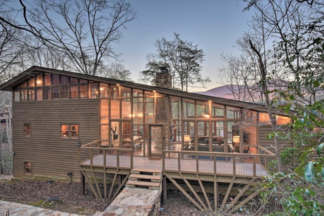 Lakefront Glass House Cabin with Mountain Views — 4-Star Luxury Hotel in Jasper, United States