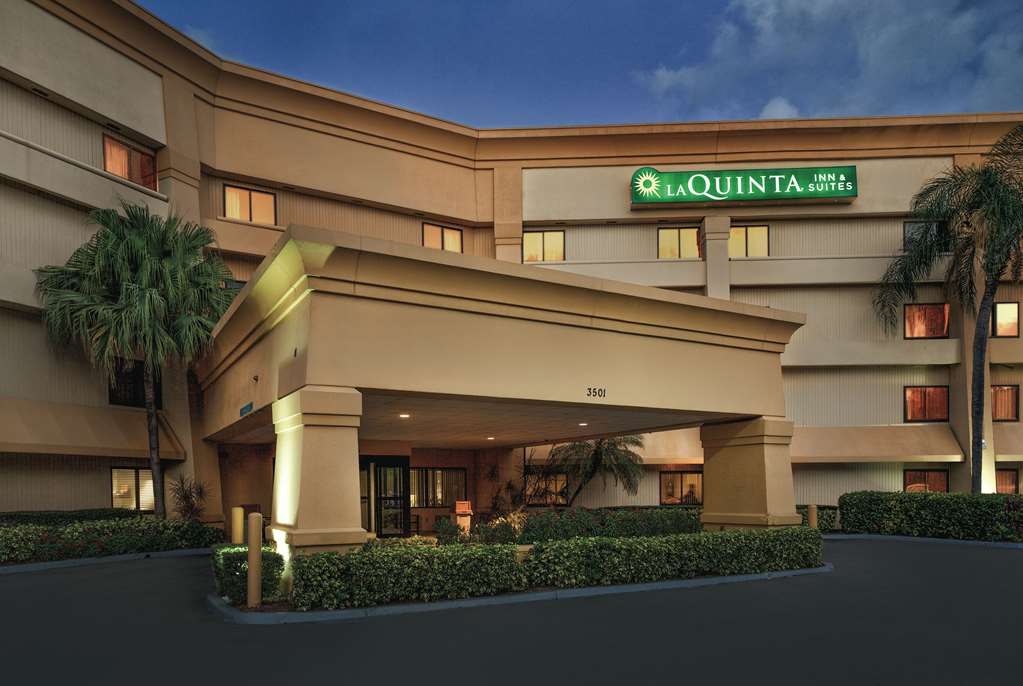 La Quinta Inn & Suites by Wyndham Miami Airport East - photo 3