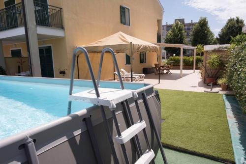Casa Tiziana con ampio patio e parcheggio riservato — 4-Star Luxury Hotel in Albenga, Italy