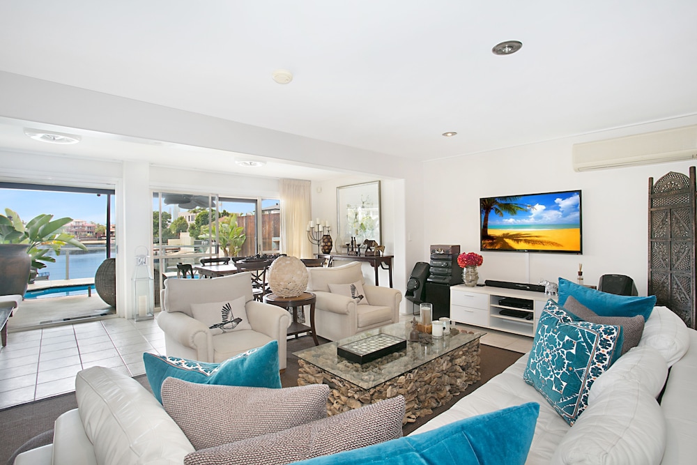 La Casetta — 4-Star Luxury Hotel in Broadbeach Waters, Australia