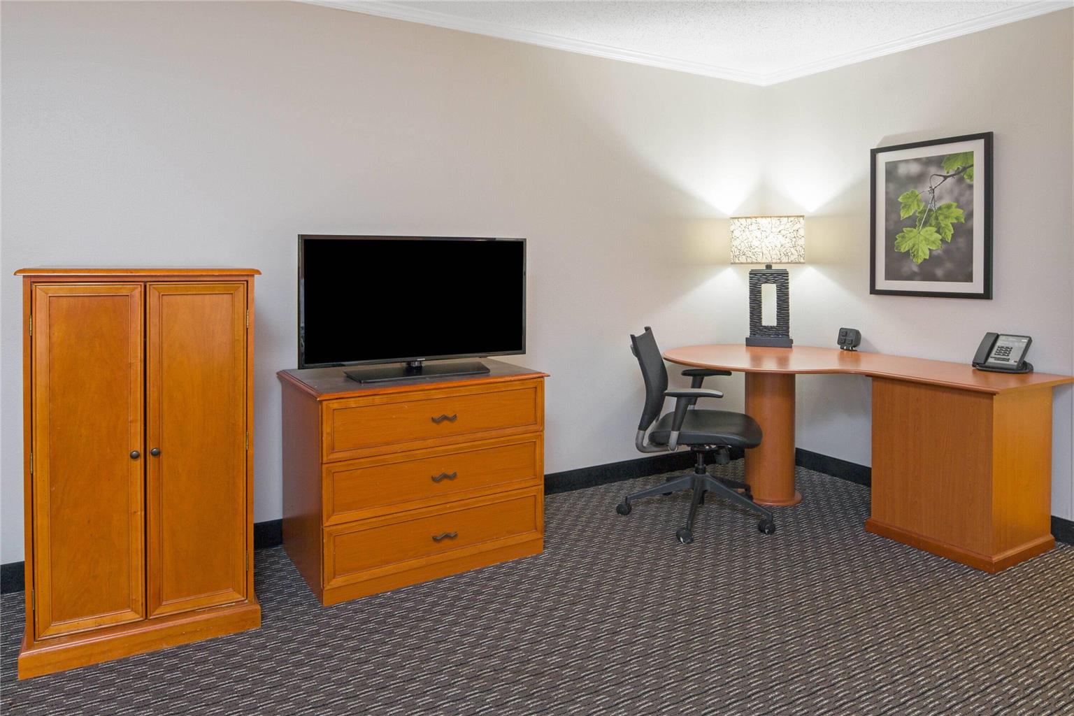La Quinta Inn & Suites by Wyndham Baton Rouge Siegen Lane - photo 41