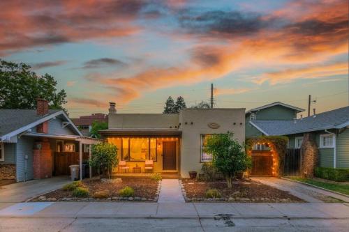 Unique Bungalow w hot Spa in DT — 4-Star Luxury Hotel in Sacramento, United States