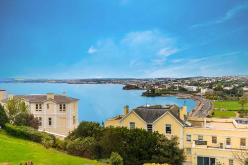 Stunning Sea View Central Torbay Home with Parking — 4-Star Luxury Hotel in Torquay, United Kingdom