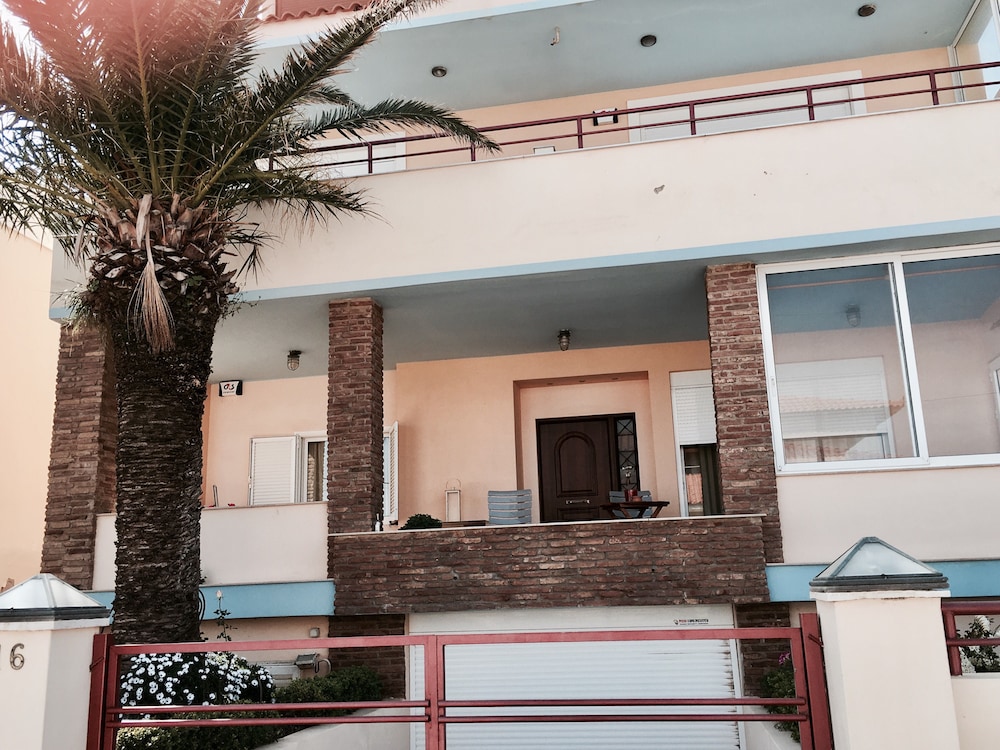 Savvas Surf House — 4-Star Luxury Hotel in Artemida, Greece