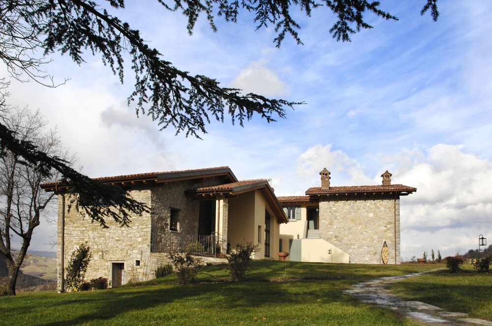 Borgo Pianello — 4-Star Luxury Hotel in Lizzano In Belvedere, Italy
