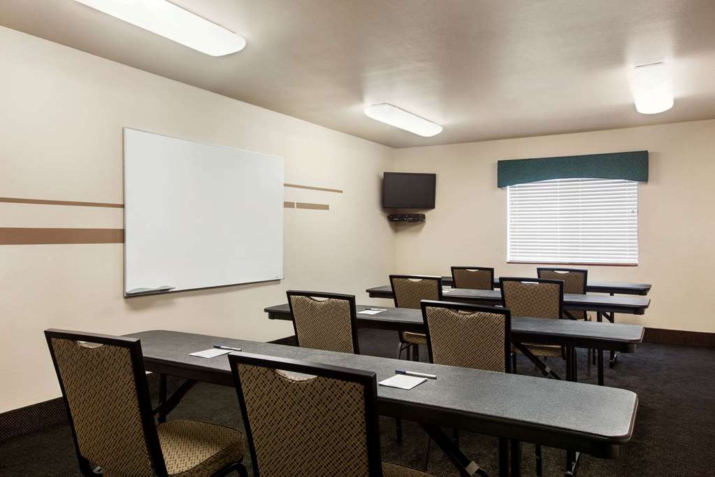 Travelodge by Wyndham Livonia - photo 16