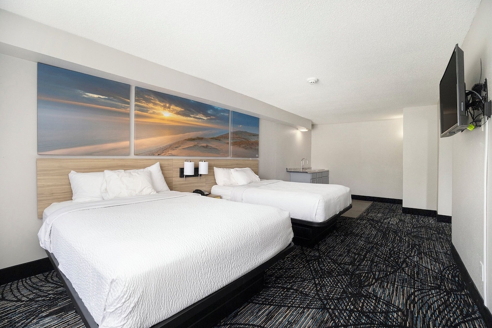 Days Inn & Suites by Wyndham Muskegon - photo 13