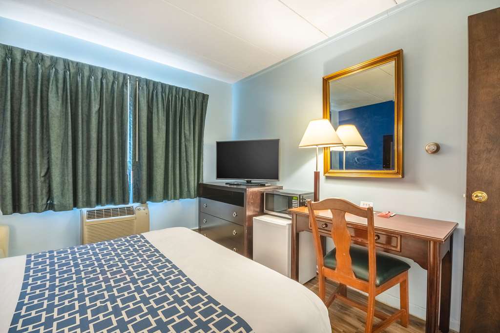 Econo Lodge Inn & Suites Windsor Locks Bradley Airport - photo 8