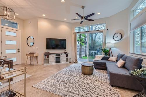 Off The Hook Austin Chic 2Br Retreat Firepit - carbon neutral hotel in Austin