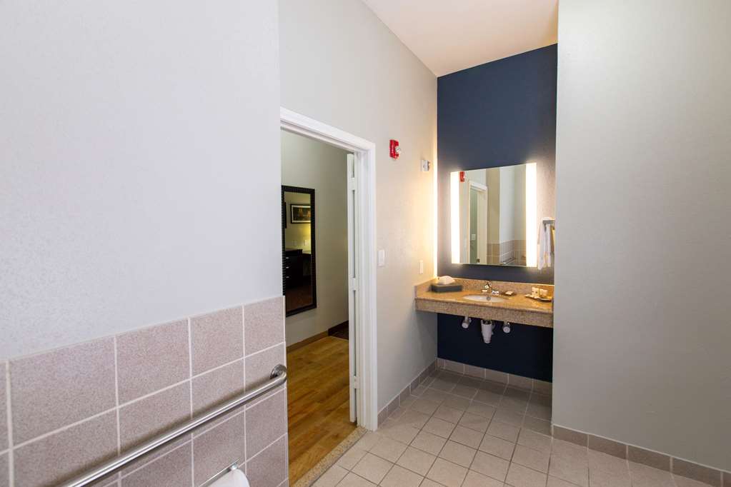 La Quinta Inn & Suites by Wyndham Houston East at Normandy - photo 41