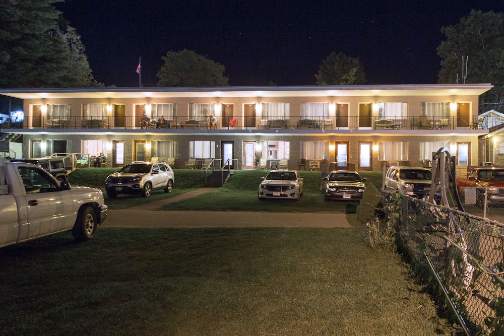 Half Moon Motel & Cottages - photo 58