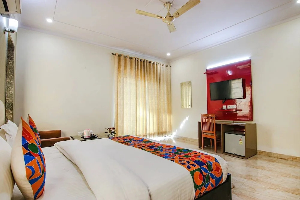 Homefort Stays Sector 45 Near Cyber Park & Artemis Hospital