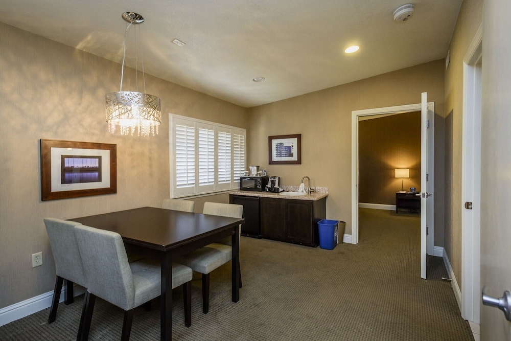 Lions Gate Hotel - photo 37
