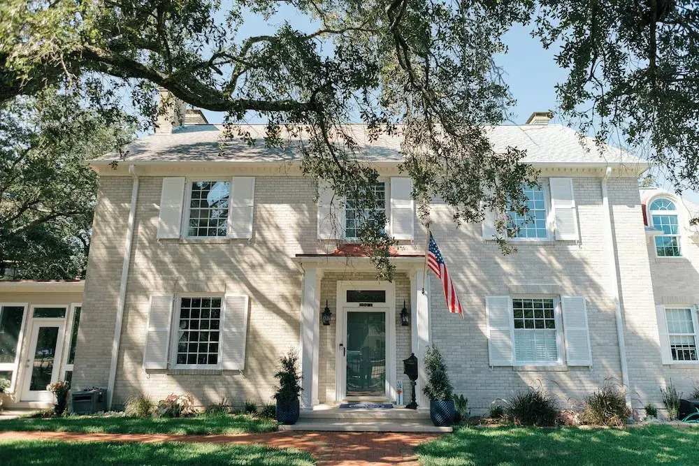 The Carriage House Inn Bed and Breakfast — 4-Star Luxury Hotel in Southport, United States