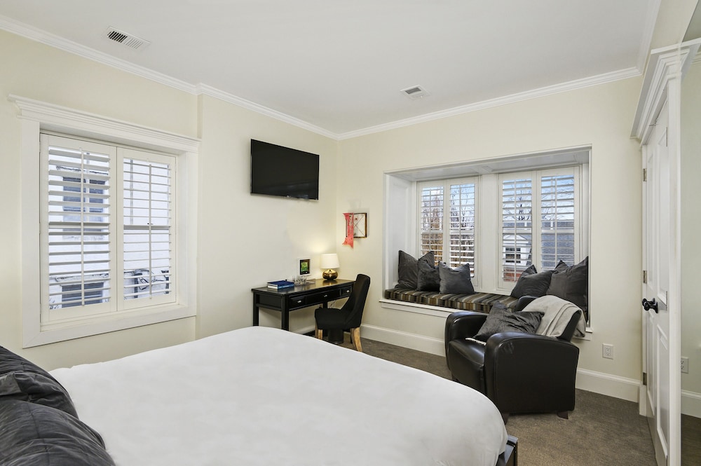 Oak Street Mansion - photo 8