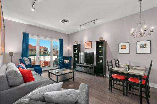 2BR Condo with Balcony Free Tix Walk to Downtown — 4-Star Luxury Hotel in Asheville, United States