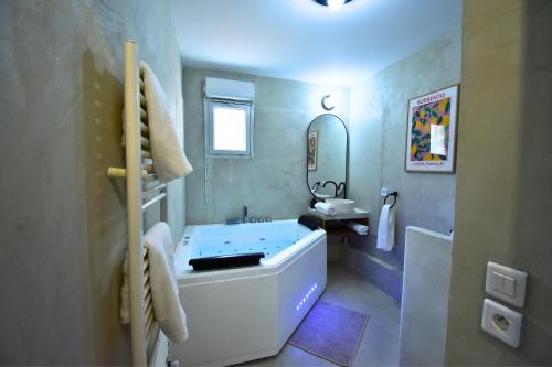 Oasis SPA Bath Et Jardin Parisien in Aubervilliers, France