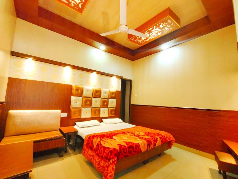 Goroomgo Revoli Amritsar