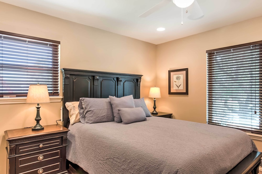 El Paso Smart House Backyard 12 Mi to Downtown - photo 4