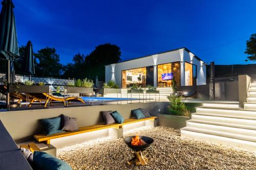 Jackal Holiday House with a heated pool and a jacuzzi — 4-Star Luxury Hotel in Lovrec, Croatia