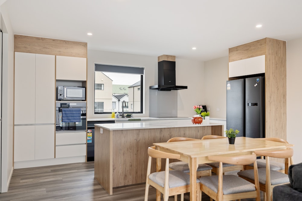 Group and Family Friendly 3 Bedroom Townhouse with Garage — 4-Star Luxury Hotel in Christchurch, New Zealand