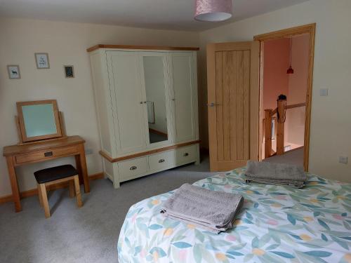 Two bedroom cottage country lane 10 min walk to Perranporth beach — 4-Star Luxury Hotel in Perranporth, United Kingdom