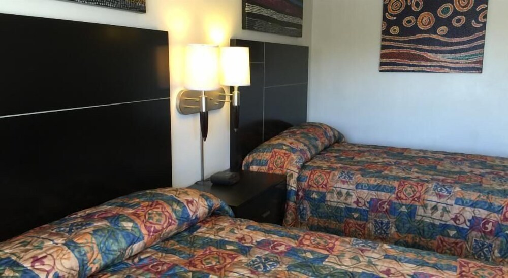 Tropics Motor Hotel - photo 9