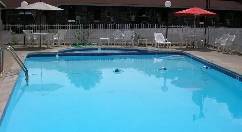 E Z Inn & Suites - photo 7