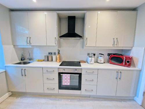 Central Reading Modern 3BR flat Walk to station and high street