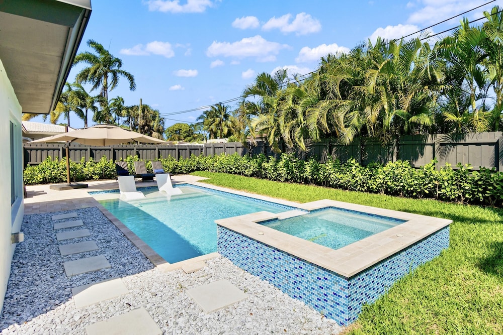 Stunning Poolside Luxury Retreat - photo 34