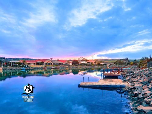 Stylish 3BR Lake front House — 4-Star Luxury Hotel in Encounter Bay, Australia