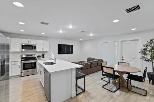 Bright & Spacious 3BR Close to Beaches — 4-Star Luxury Hotel in West Palm Beach, United States