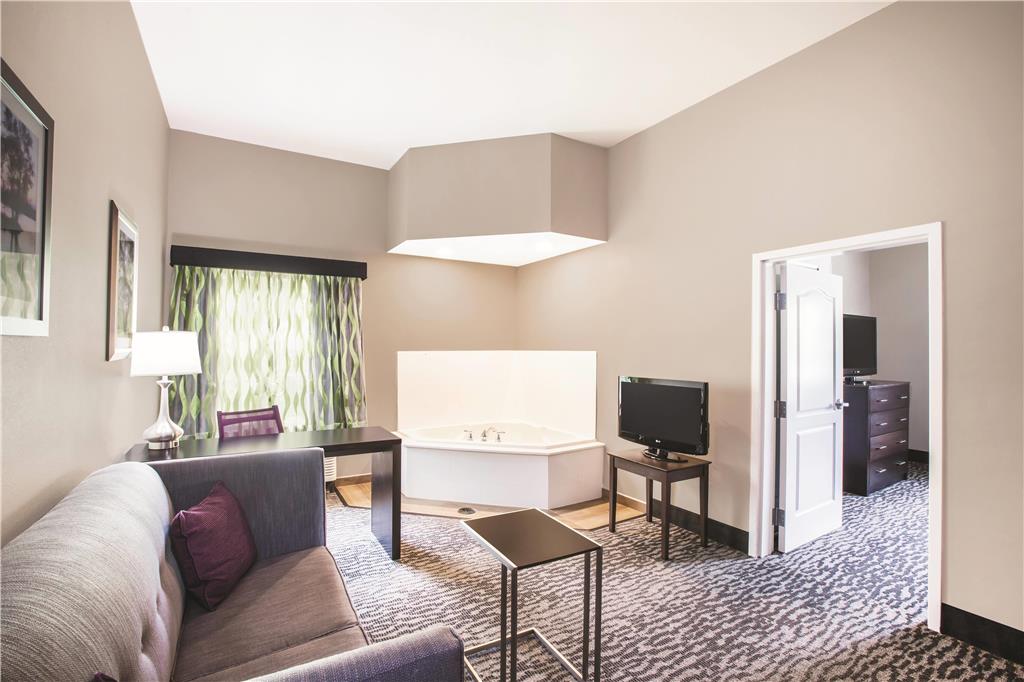 La Quinta Inn & Suites by Wyndham Baton Rouge Denham Springs - photo 23