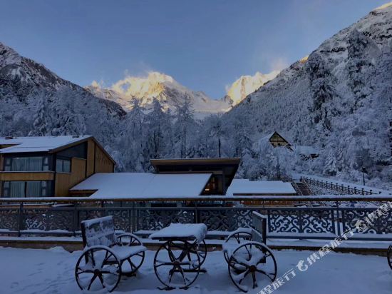 Hailuogou Jinshan Photography Theme Hotel in Luqiao, People's Republic of China