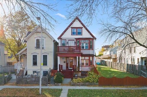 GrandVictorian Sale Sleeps23 ArcadeGameFloor BBQ in Milwaukee, United States