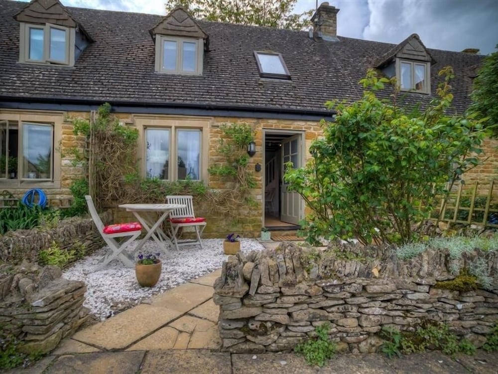 Bobble Cottage — 5-Star Luxury Hotel in Bourton On The Water, United Kingdom