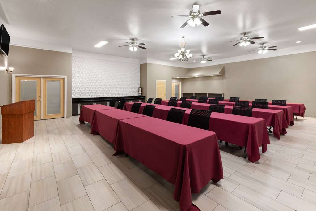La Quinta Inn & Suites by Wyndham Deer Park - photo 31