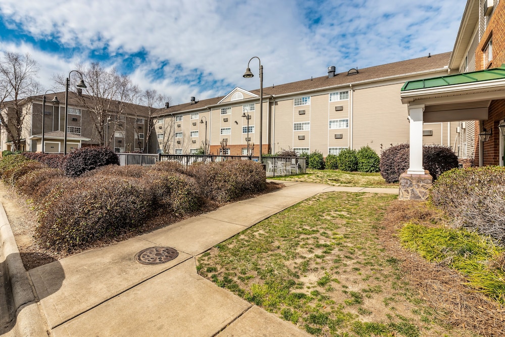 HomeTowne Studios & Suites by Red Roof Charlotte Concord - photo 38