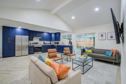Serene 4 Bed Getaway Hot tub & Fire Pit — 4-Star Luxury Hotel in Friendswood, United States