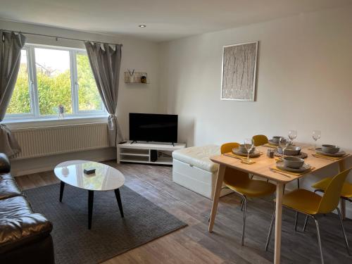The Aldridge 2 Bedroom Apartment with FREE Parking — 4-Star Luxury Hotel in Ibstock, United Kingdom