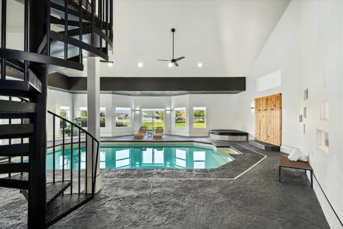 Private Oasis On 2 Acres with Indoor Pool and Theater — hotel in Eagle