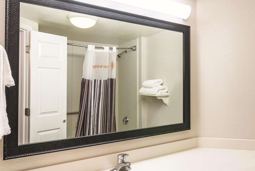 La Quinta Inn & Suites by Wyndham Orlando Airport - photo 41