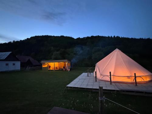 Glamping Casuta de pe Fiad pet-friendly hotel Romuli