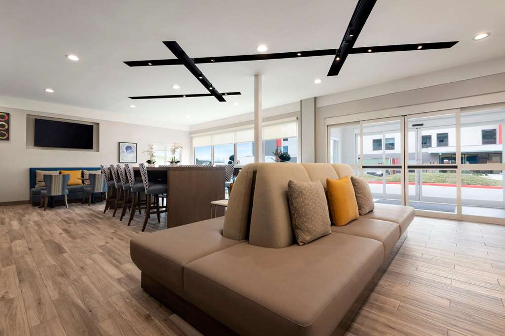 Days Inn & Suites by Wyndham Beaumont West I 10 & Walden - photo 3