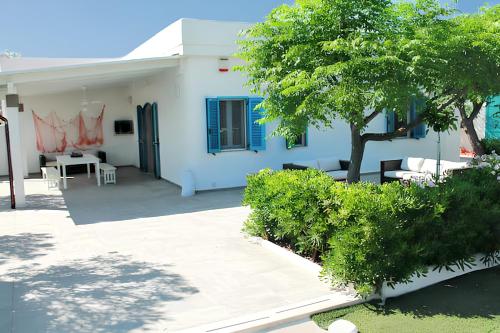 Charming house with garden in Monopoli with direct access to the beach — 4-Star Luxury Hotel in Monopoli, Italy