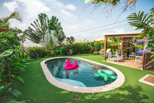 Au Cœur du Papillon Piscine Collective En Famille in Les Abymes, Guadeloupe